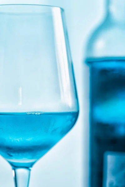 Masada Bir Şişe Mavi Şarap Şarap Kadehi — Stok fotoğraf