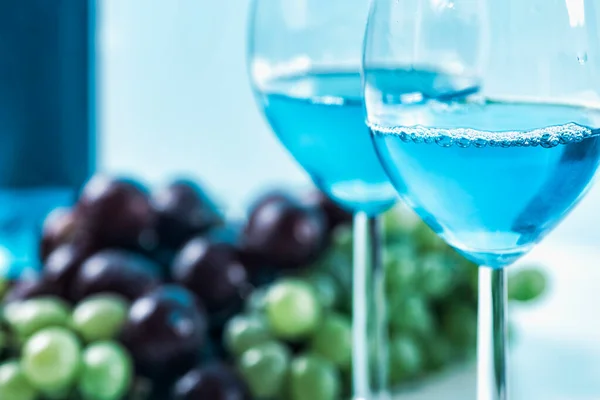 Due Bicchieri Vino Con Vino Blu Uva Sullo Sfondo — Foto Stock