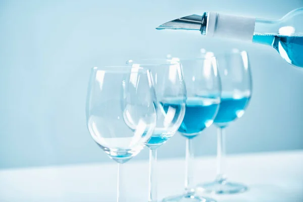 Versare Vino Blu Bicchiere Vino — Foto Stock
