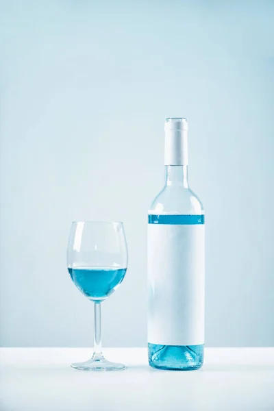 Garrafa Vinho Azul Copo Vinho Uma Mesa — Fotografia de Stock