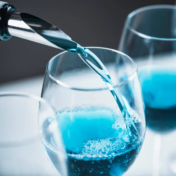 Versare Vino Blu Con Spruzzi Bollicine Bicchiere Vino Vicino — Foto Stock