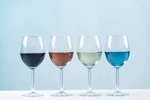 Επιλογή Κρασιού Τέσσερα Ποτήρια Διαφορετικά Κρασιά Στο Τραπέζι Κόκκινο Τριαντάφυλλο — Φωτογραφία Αρχείου