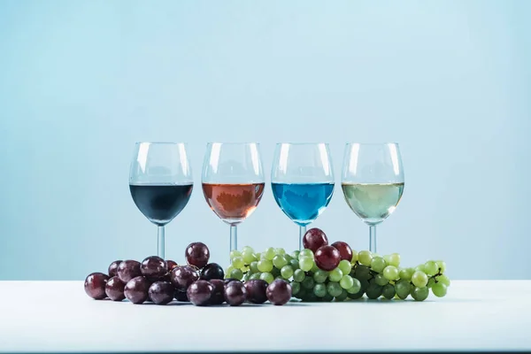 Assortimento Vini Quattro Bicchieri Con Diversi Tipi Vino Uva Tavola — Foto Stock