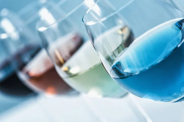 Wijnselectie Vier Glazen Met Verschillende Wijnen Tafel Rood Roos Witte — Stockfoto