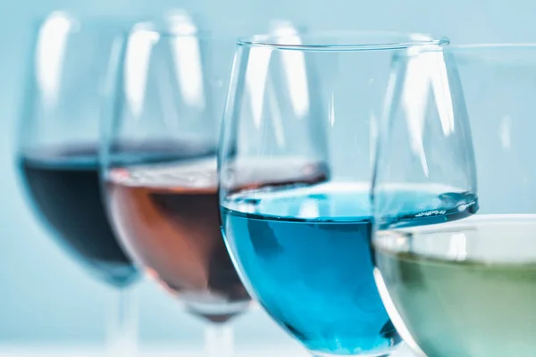 Selezione Vini Quattro Bicchieri Con Diversi Vini Tavola Vino Rosso — Foto Stock