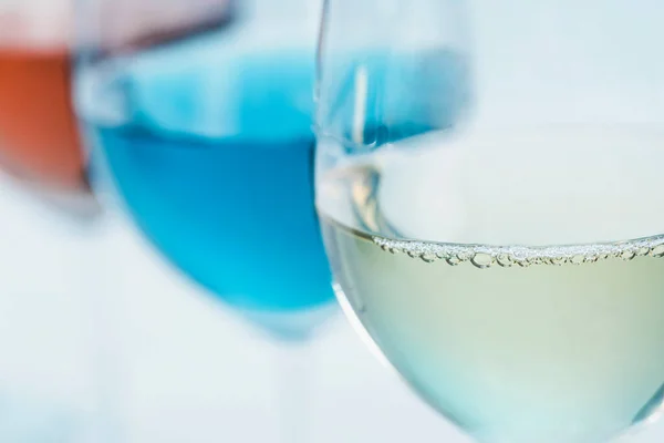 Selezione Vini Quattro Bicchieri Con Diversi Vini Tavola Vino Rosso — Foto Stock