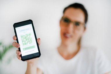 QR Kodu ile Corona Virüs Mobil Uygulaması Kullanan Kadın. 