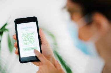 COVID19 ile ilişkili Bireysel Sağlık Durumunu doğrulamak için kullanılan QR kodlu Corona Virüs Uygulaması.