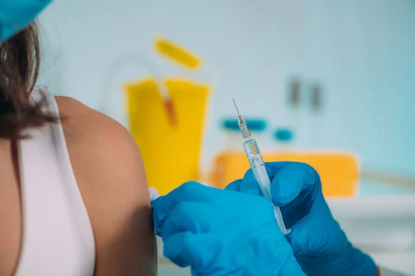 医療従事者はワクチンで注射器を持っています コロナウイルスワクチン — ストック写真