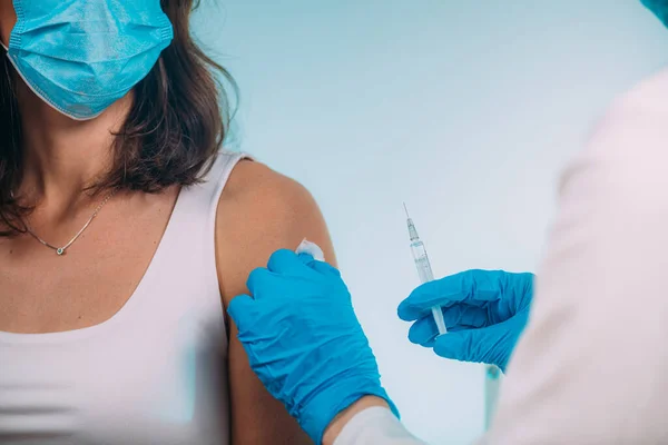 Medische Professional Die Een Vaccin Toedient Vaccinatie Van Het Coronavirus — Stockfoto