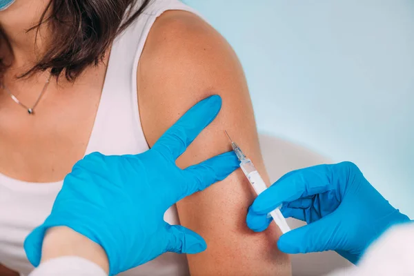 Vrouw Krijgt Een Corona Virus Vaccine Trial — Stockfoto