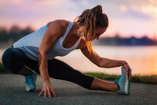 Mujer Haciendo Ejercicio Aire Libre Junto Agua — Foto de Stock