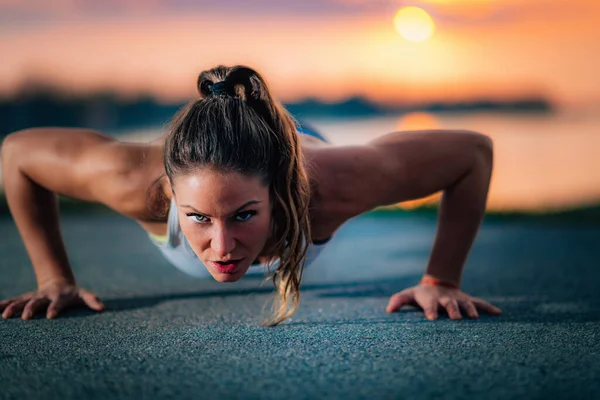 Push Ups Woman Exercising Outdoors Lake — Stock Photo, Image