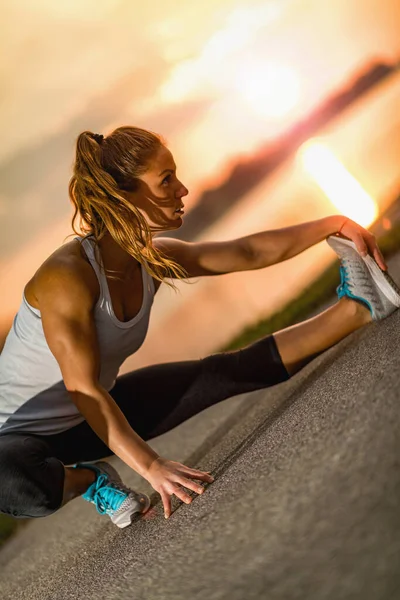 Mujer Haciendo Ejercicio Aire Libre Junto Agua — Foto de Stock