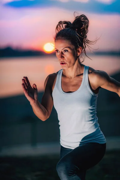 Vrouw Doet Fitness Training Buiten Bij Het Meer — Stockfoto