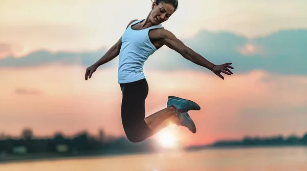 Star Jump Atrakcyjna Kobieta Sportowiec Nad Jeziorem — Zdjęcie stockowe
