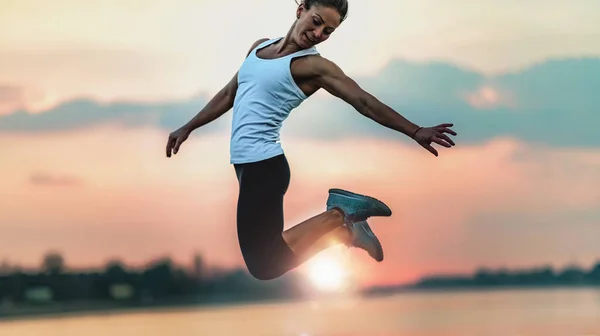 Salto Estrela Atleta Fêmea Atrativa Perto Lago — Fotografia de Stock