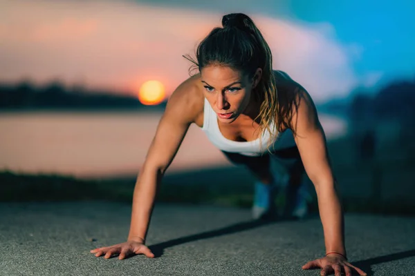 Kobieta Robi Trening Fitness Świeżym Powietrzu Nad Jeziorem — Zdjęcie stockowe