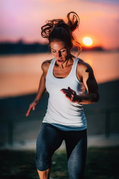 Mulher Fazendo Treinamento Fitness Livre Perto Lago — Fotografia de Stock