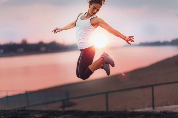 Star Jump Attraente Atleta Femminile Vicino Lago — Foto Stock