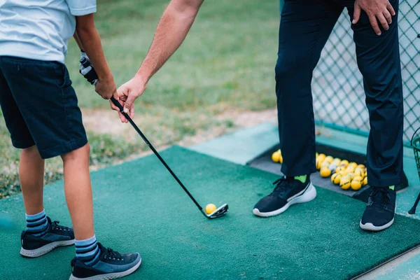 Golfunterricht Golflehrer Gibt Einem Kleinen Jungen Spiellektion — Stockfoto