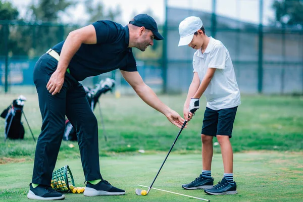 Cours Golf Personnel Instructeur Golf Avec Jeune Garçon Sur Terrain — Photo