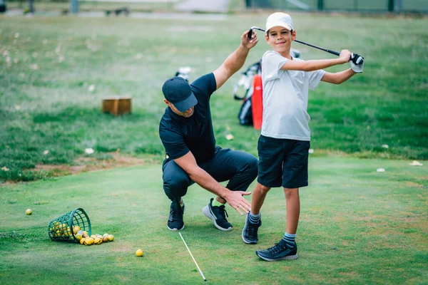 Lição Golfe Instrutor Golfe Ensinando Jovem Menino Como Balançar — Fotografia de Stock