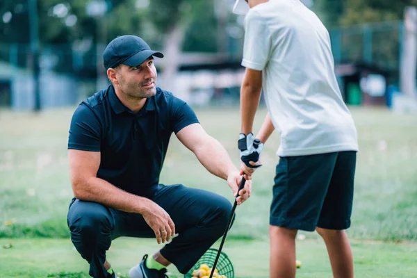 Persönlicher Golfkurs Für Kinder Lehrer Bringt Jungen Das Golfspielen Bei — Stockfoto