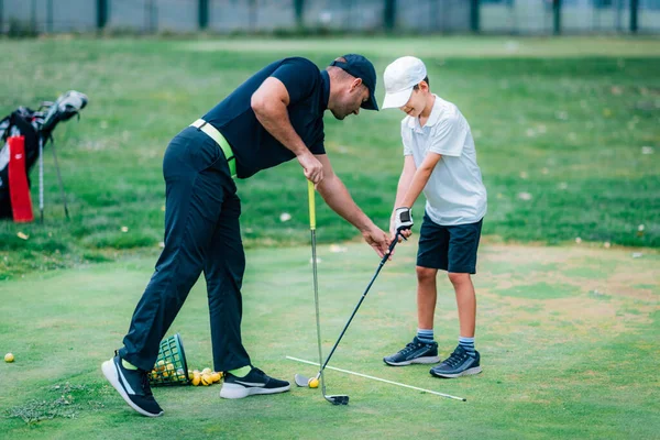 Lekcje Golfa Instruktor Golfa Chłopiec Ćwiczący Polu Golfowym — Zdjęcie stockowe