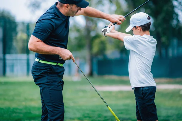 Treinamento Pessoal Golfe Instrutor Golfe Ensinando Menino Como Jogar Golfe — Fotografia de Stock