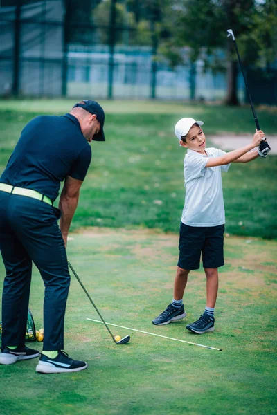 Golf Personlig Träning Golf Instruktör Undervisning Ung Pojke Hur Man — Stockfoto