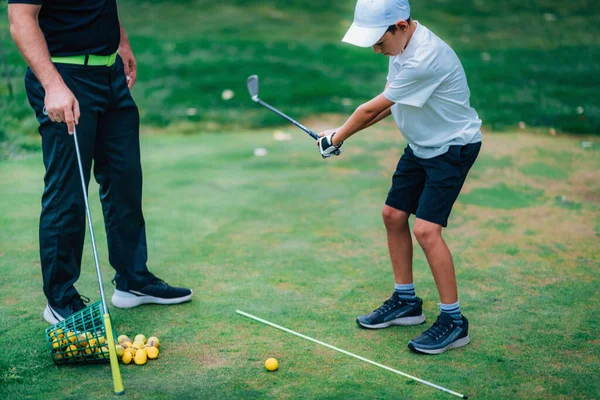 Entrenamiento Personal Golf Instructor Golf Enseñando Niño Joven Cómo Jugar —  Fotos de Stock