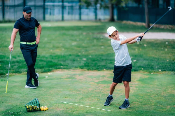 Lição Golfe Instrutor Golfe Ensinando Jovem Menino Como Balançar — Fotografia de Stock