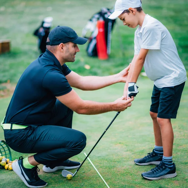 Instrutor Golfe Ajustando Garotos Aderência — Fotografia de Stock