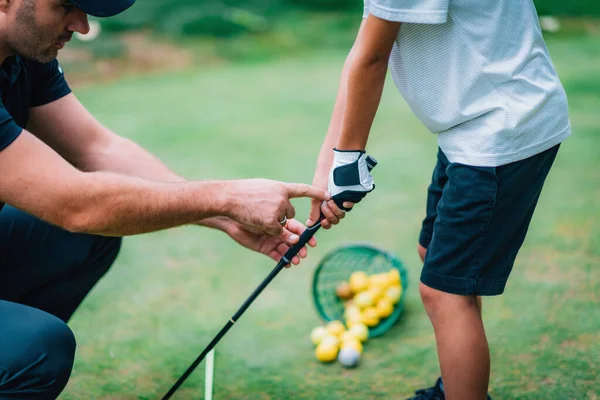 Golf Instruktör Justera Unga Pojkar Grepp — Stockfoto