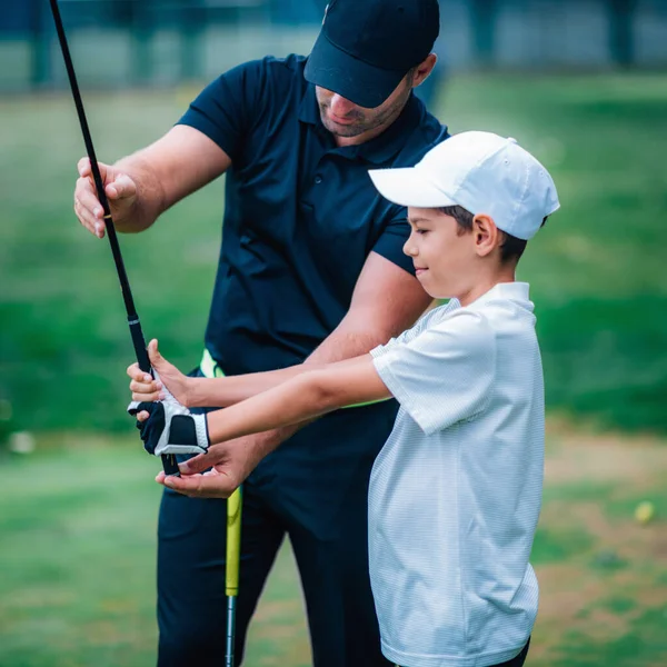 Instrutor Golfe Ajustando Garotos Aderência — Fotografia de Stock