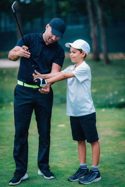 Instrutor Golfe Ajustando Garotos Aderência — Fotografia de Stock