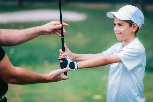 Golf Oktató Beállítása Fiatal Fiúk Markolat — Stock Fotó