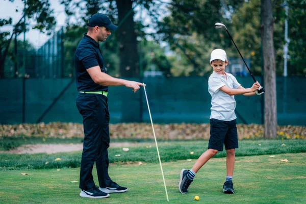 Treinamento Pessoal Golfe Instrutor Golfe Ensinando Menino Como Jogar Golfe — Fotografia de Stock