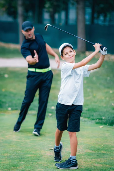 Aulas Golfe Pessoais Instrutor Golfe Ajustando Balanço Menino — Fotografia de Stock