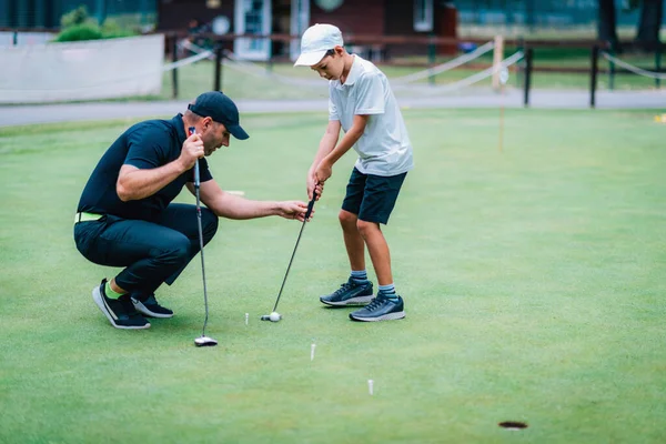 Aprendendo Golfe Menino Praticando Colocando Com Instrutor — Fotografia de Stock