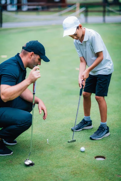 Aprendendo Golfe Menino Praticando Colocando Com Instrutor — Fotografia de Stock