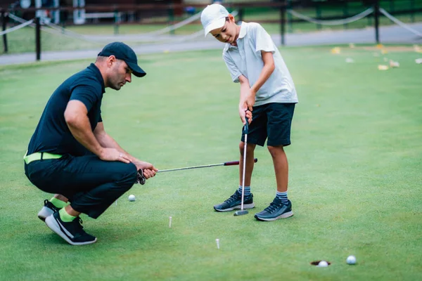 Aprender Golf Chico Practicando Putting Con Instructor —  Fotos de Stock