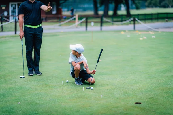 Golfozni Gyakorló Fiú Oktatóval — Stock Fotó