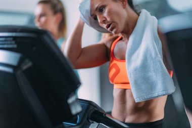 Modern Spor Salonunda Koşu Değirmeni Kullanan Kadınlar
