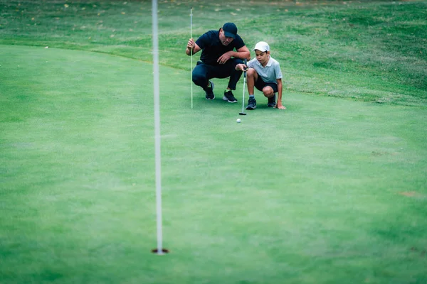 Szkolenie Golfowe Instruktor Golfa Młodym Chłopcem Praktyki Putting Green — Zdjęcie stockowe