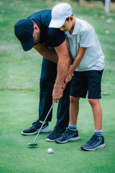 Golfträning Golf Instruktör Med Ung Pojke Tränar Putting Green — Stockfoto