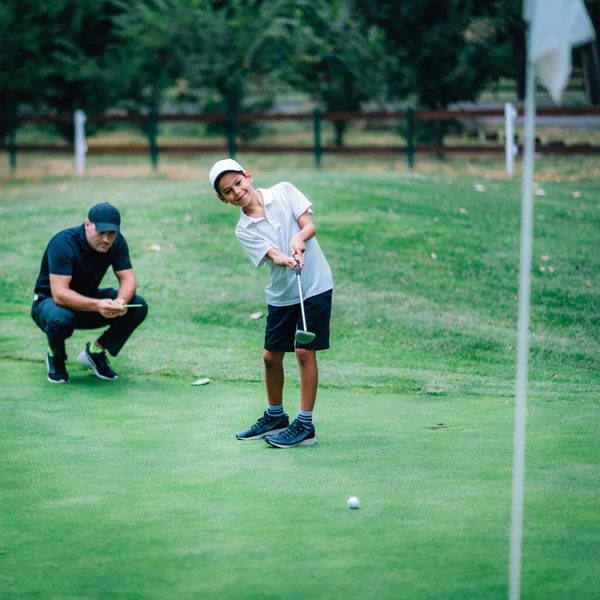 Szkolenie Golfowe Instruktor Golfa Młodym Chłopcem Praktyki Putting Green — Zdjęcie stockowe