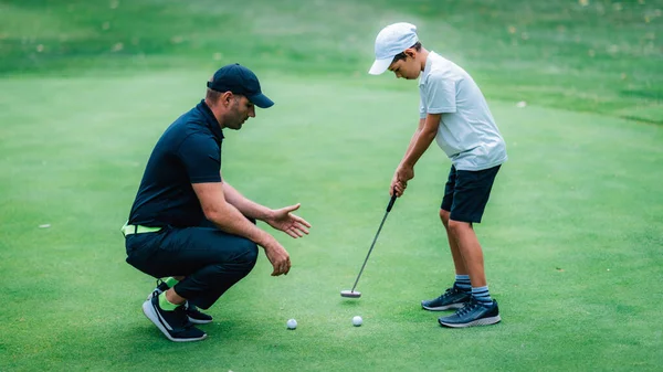 Entraînement Mise Golf Instructeur Golf Avec Jeune Garçon Pratiquant Sur — Photo