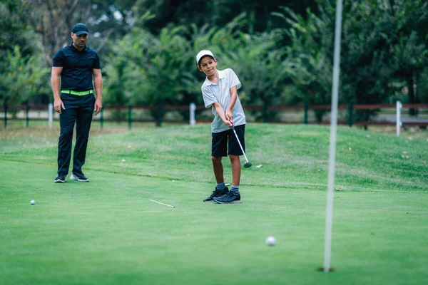 Golf Putting Training Golf Instructor Young Boy Practicing Putting Green — Stock Photo, Image